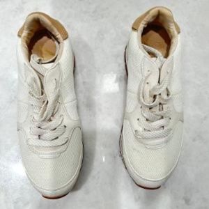 Woman's Zara white sneaker